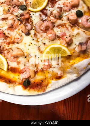 Hausgemachte Pizza mit Meeresfrüchten. Studio Foto Stockfoto