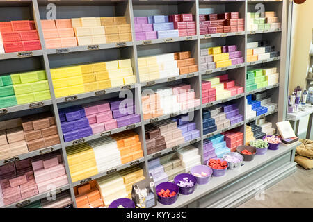 Bunte, Shop, Anzeige, Seife, Aleppo, Savon D'Alep, Duft, Duft, Duft, Aroma, at, La Maison du Savon de Marseille, innerhalb, Carcassonne, Schloss, Frankreich, Stockfoto