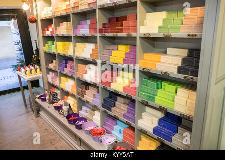 Bunte, Shop, Anzeige, Seife, Aleppo, Savon D'Alep, Duft, Duft, Duft, Aroma, at, La Maison du Savon de Marseille, innerhalb, Carcassonne, Schloss, Frankreich, Stockfoto