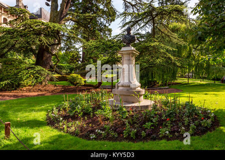 BLOIS, Frankreich - ca. Juni 2014: Statue von Augustin Thierry in Blois Stockfoto