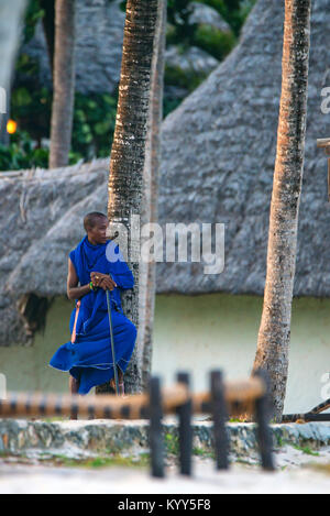 Die Insel Sansibar, Tansania - ca. Januar 2015: Masai Mann, traditrional Kleidung Stockfoto