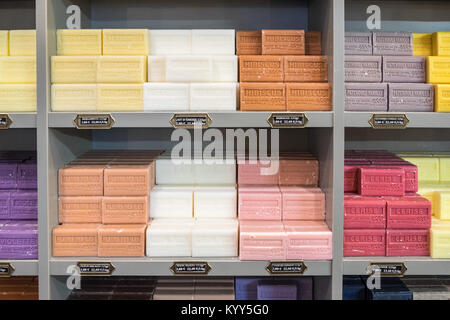 Bunte, Shop, Anzeige, Seife, Aleppo, Savon D'Alep, Duft, Duft, Duft, Aroma, at, La Maison du Savon de Marseille, innerhalb, Carcassonne, Schloss, Frankreich, Stockfoto