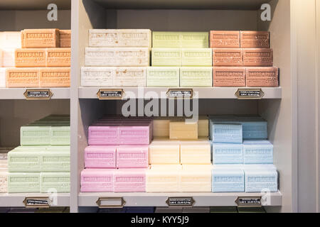 Bunte, Shop, Anzeige, Seife, Aleppo, Savon D'Alep, Duft, Duft, Duft, Aroma, at, La Maison du Savon de Marseille, innerhalb, Carcassonne, Schloss, Frankreich, Stockfoto