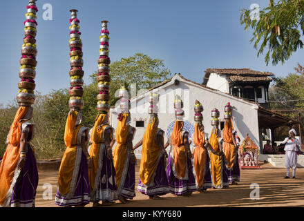 Frauen, die die Rajasthan und Gujarat Bhavai Topf tanzen, feiern die Bemühungen der Frauen in der Wüste Wasser, Udaipur, Rajasthan, Indien Stockfoto