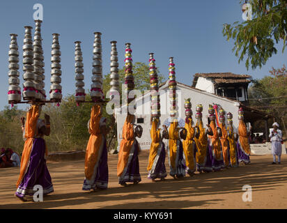 Frauen, die die Rajasthan und Gujarat Bhavai Topf tanzen, feiern die Bemühungen der Frauen in der Wüste Wasser, Udaipur, Rajasthan, Indien Stockfoto