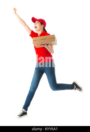 Freundliche hübsche Pizza store weiblichen delivery Officer holding Mahlzeit box Springen zu Party time auf weißem Hintergrund feiern. Stockfoto