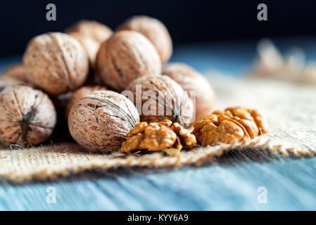 Walnüsse und Kernel auf Leinwand auf Holz- Hintergrund Stockfoto
