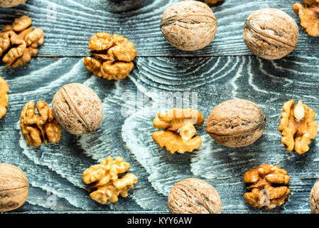 Walnüsse und Kernel auf Leinwand auf Holz- Hintergrund Stockfoto