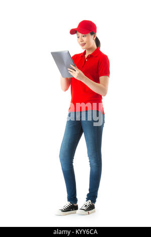 Professionelle junge weibliche delivery Officer mit Mobile pad Computer prüfen Versandinformationen durch on-line-System auf weißem Hintergrund. Stockfoto