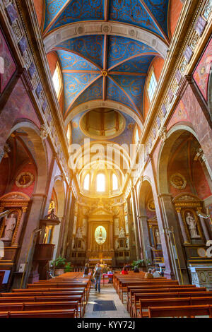 BLOIS, Frankreich - ca. Juni 2014: Innenraum von St. Vincent Kirche in Blois Stockfoto