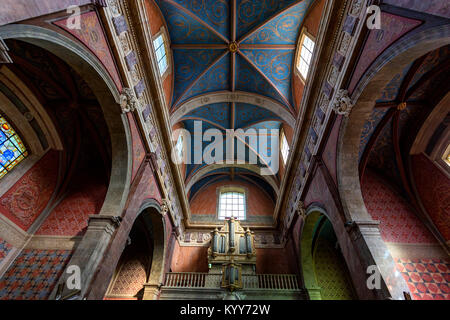 BLOIS, Frankreich - ca. Juni 2014: Innenraum von St. Vincent Kirche in Blois Stockfoto