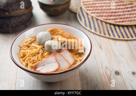 Curry Laksa, das ist eine beliebte traditionelle würzige Nudelsuppe aus der Kultur in Malaysia. Stockfoto