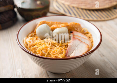 Heiß und würzig Malaysische Nudeln Curry. Stockfoto