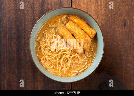 Ansicht von oben heiß und würzig Malaysische Nudeln Curry auf Tisch. Stockfoto