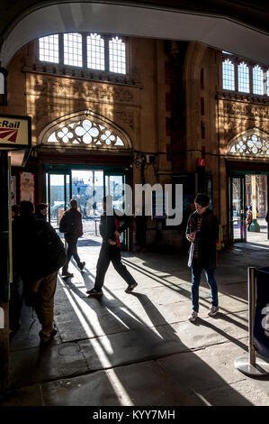 Der Bahnhof Bristol Temple Meads buchung Eingangshalle mit Schatten von Menschen Stockfoto