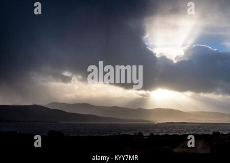 Wilden atlantischen Weise stormclouds und Sonnenstrahlen in der Nähe von Dungloe, County Donegal, Irland Stockfoto