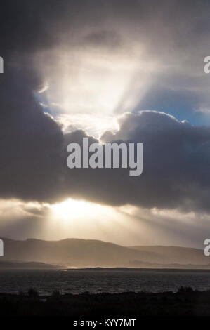 Wilden atlantischen Weise stormclouds und Sonnenstrahlen in der Nähe von Dungloe, County Donegal, Irland Stockfoto