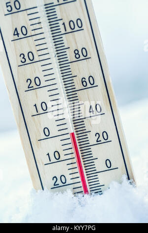 Thermometer auf Schnee zeigt niedrigen Temperaturen 0. Niedrige Temperaturen in Grad Celsius und Grad Fahrenheit an. Kalten Winter zwanzig Null. Stockfoto