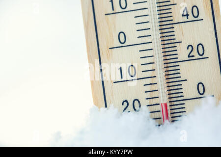 Thermometer auf Schnee zeigt niedrigen Temperaturen unter Null. Niedrige Temperaturen in Grad Celsius und Grad Fahrenheit an. Kalten Winter 20 unter Null. Stockfoto