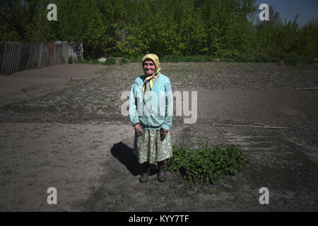 Maria Shovkuia einer illegalen Gebietsansässigen (samosely) Zurück in der Sperrzone zu leben. Stockfoto