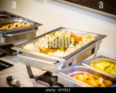 Warmes Buffet mit spanischen Paella und gemischtes Buttergemüse Stockfoto