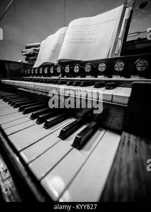Vintage old piano. In der Nähe der Tasten auf der Tastatur Stockfoto