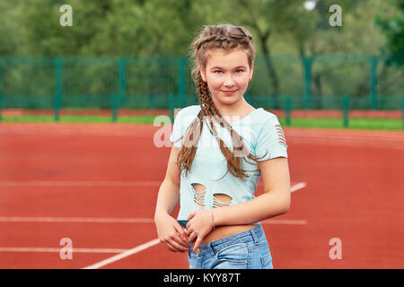 Jugendmädchen entspannen auf ein Stadion. Schöne Mädchen, 11 Jahre viel Spaß auf das Stadion. Stockfoto