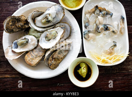 Geöffnet und frische Austern auf dem Tisch Stockfoto