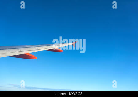 Eine Easyjet Flugzeug Flügel im Flug von der Kabine aus gesehen. Stockfoto