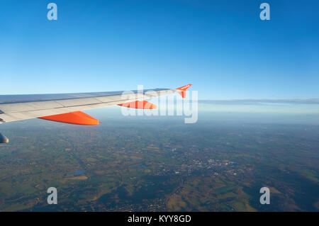 Eine Easyjet Flugzeug Flügel im Flug von der Kabine aus gesehen. Stockfoto