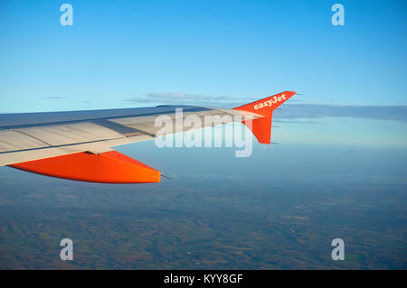 Eine Easyjet Flugzeug Flügel im Flug von der Kabine aus gesehen. Stockfoto