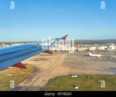 Eine Easyjet Flugzeugflügel über Gatwick Flughafen bei der Landung. Stockfoto