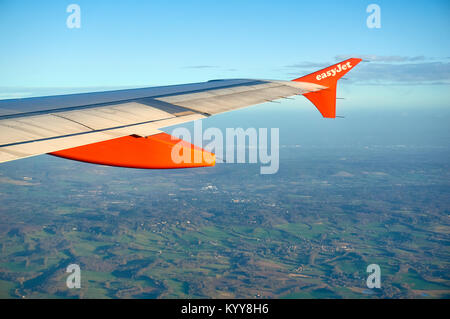 Eine Easyjet Flugzeug Flügel im Flug von der Kabine aus gesehen. Stockfoto