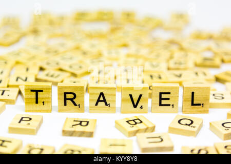 Das Wort Reisen stehend aus Holz- scrabble Buchstaben auf weißem Hintergrund Stockfoto