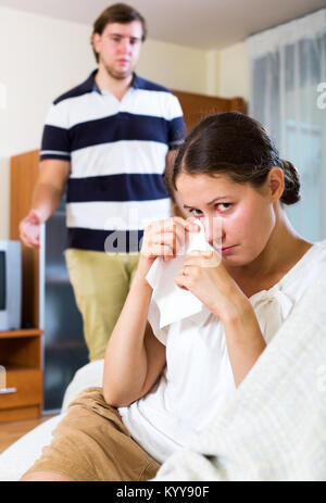 Porträt der traurige junge Frau und Mann in Home Interior Stockfoto