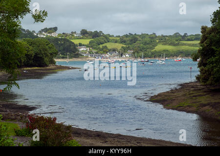 In der Mündung des Helford aus dem Dorf Helford auf die vielen kleinen Boote bei moorings um Helford Passage, Cornwall, Großbritannien Stockfoto