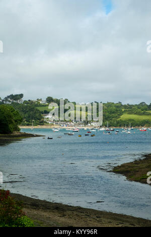 In der Mündung des Helford aus dem Dorf Helford auf die vielen kleinen Boote bei moorings um Helford Passage, Cornwall, Großbritannien Stockfoto