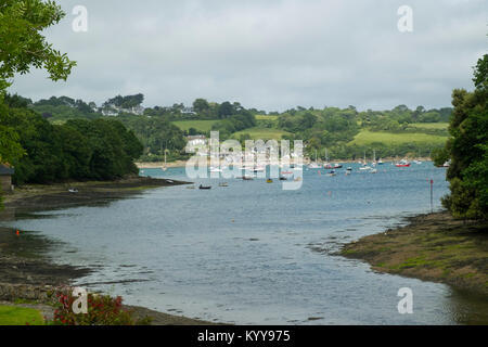 In der Mündung des Helford aus dem Dorf Helford auf die vielen kleinen Boote bei moorings um Helford Passage, Cornwall, Großbritannien Stockfoto