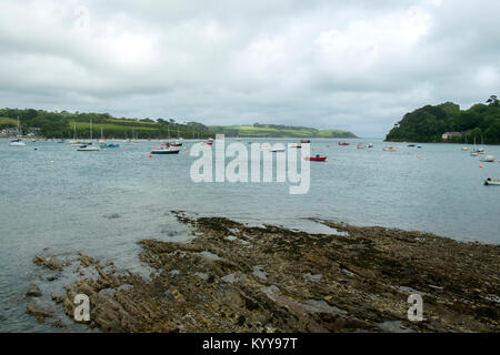 In der Mündung des Helford aus dem Dorf Helford auf die vielen kleinen Boote bei moorings um Helford Passage, Cornwall, Großbritannien Stockfoto