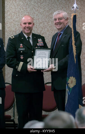 Generalmajor Lee Tafanelli, der Adjutant General, Kansas National Guard, präsentiert die Kansas National Guard Hall of Fame Bescheinigung der Mitgliedschaft für die pensionierten Brig. Gen. Charles M. Baier jr. Bei der Kansas National Guard Hall of Fame Induktion Zeremonie im Ramada Inn, Topeka, Kansas, November 5, 2017. Stockfoto