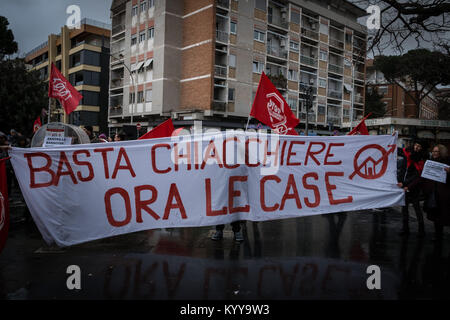 Rom, Italien. 16 Jan, 2018. Rechte Aktivisten der 'Gehäuse' halten, Räumungen ist ein Banner zu lesen, geben Sie uns Häuser" während einer Demonstration gegen das Gehäuse Räumungen gezwungen zu protestieren. Quelle: Andrea Ronchini/Pacific Press/Alamy leben Nachrichten Stockfoto