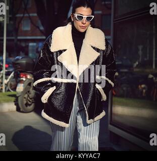 Mailand, Italien. 13 Jan, 2018. Mailand - 13. Januar 2018 Frau auf der Straße während der Fashion Week in Mailand Mann Quelle: Mauro Del Signore/Pacific Press/Alamy leben Nachrichten Stockfoto