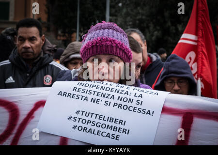 Rom, Italien. 16 Jan, 2018. Rechte Aktivisten der 'Gehäuse' halten, Räumungen ist ein Banner zu lesen, geben Sie uns Häuser" während einer Demonstration gegen das Gehäuse Räumungen gezwungen zu protestieren. Quelle: Andrea Ronchini/Pacific Press/Alamy leben Nachrichten Stockfoto