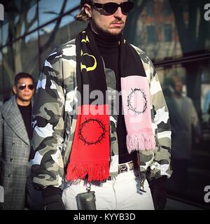 Mailand, Italien. 13 Jan, 2018. Mailand - 13. Januar 2018 Mann auf der Straße während der Fashion Week in Mailand Mann Quelle: Mauro Del Signore/Pacific Press/Alamy leben Nachrichten Stockfoto