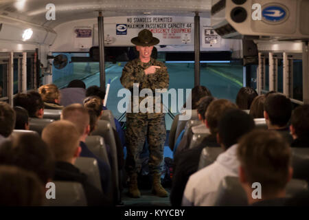 Us Marine Corps Staff Sgt. Michael bedeutet Jr. gibt Hinweise auf neue Rekruten von Echo Company, 2. rekrutieren Ausbildung Bataillon, Jan. 8, 2018, auf Parris Island, S.C. Das beginnt Ihre 13-wöchige Herausforderung eine Marine zu werden. Echo ist zu graduieren, 6. April 2018 geplant. Parris Island ist der Aufstellungsort des Marine Corps, Ausbildung rekrutieren seit Nov. 1, 1915. Heute, rund 19.000 Rekruten kommen auf Parris Island jährlich für die Chance, United States Marines werden durch dauerhafte 12 Wochen der Strenge, transformative Training. Parris Island ist die Heimat von Entry-level-Soldaten Training für angemessen Stockfoto