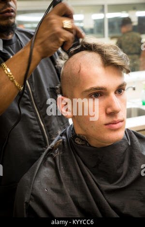 Us Marine Corps Rct. Mitchell Sanchez, Echo, 2. rekrutieren Ausbildung Bataillon, erhält seinen ersten rekrutieren Ausbildung Haarschnitt Jan. 8, 2018, auf Parris Island, S.C. Sanchez, von Mansfield, Anschl. ist Absolvent am 6. April 2018 geplant. Parris Island ist der Aufstellungsort des Marine Corps, Ausbildung rekrutieren seit Nov. 1, 1915. Heute, rund 19.000 Rekruten kommen auf Parris Island jährlich für die Chance, United States Marines werden durch dauerhafte 12 Wochen der Strenge, transformative Training. Parris Island ist die Heimat von Entry-level-Soldaten Ausbildung für rund 49 Prozent der männlichen Rekruten Stockfoto