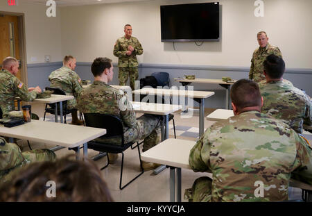 Regional Health Command-Atlantic Führer, Brig. Gen. Erik H. Torring, III, stellvertretenden kommandierenden General und Command Sgt. Maj. Matthew Brady talk mit Squad Leader und platoon Sergeants aus dem Fort Campbell Krieger Übergang Bataillon während einer sensing Sitzung, 9. Das Bataillon ist einer von sieben WTUs in der Region zuständig für die Betreuung, Unterstützung und Führung von Verwundeten, Kranken und verletzten Soldaten. RHC - ein Führer machen Sie einen Punkt zu jeder Einheit regelmäßig besuchen, um mit dem Personal zu sprechen, medizinischer Dienstleister und Soldaten, die darauf achten, dass die Armee, um sicherzustellen, dass alles tut, um die bestmögliche suppo zur Verfügung zu stellen Stockfoto