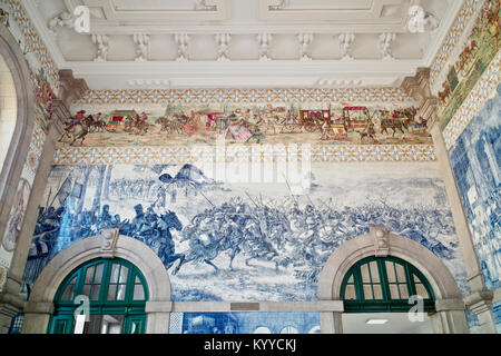 Azulejo Panels auf der ikonischen Sao Bento Bahnhof, einem Gebäude aus dem 19. Jahrhundert Bahnhof gebaut, auf dem die Überreste des Klosters von São Bento da Avé Mari Stockfoto