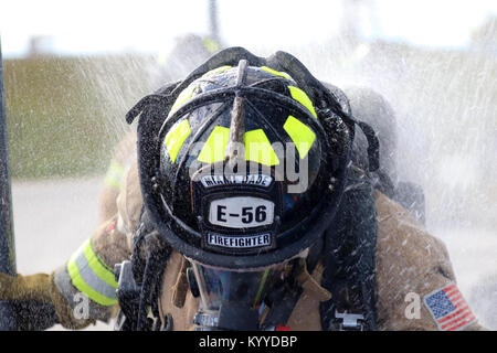 Ramon Veloso der Dade Feuerwehr Hazmat team Wanderungen durch die Dekontamination Dusche bei einer gemeinsamen Übung von der Dade Feuerwehr und Homestead-Miami Speedway in Miami, Fla., Jan. 11, 2018 gehostet wird. Diese jte konzentrierte sich auf den Aufbau von Kapazitäten und der nahtlose Übergang zwischen den örtlichen Ersthelfern und die Unterstützung durch die Nationalgarde und aktiven Soldaten zur Verfügung gestellt. (U. S. Armee Stockfoto