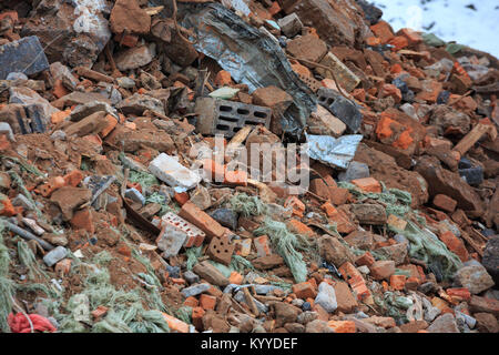 Ein Haufen von Bauschutt, Ziegel und Beton gebrochen. Stockfoto